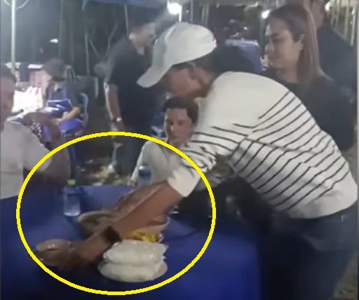 태국의 한 장례식장을 식당으로 착각해 들어온 외국인 관광객들에게 유족들이 오히려 ‘환대’하며 음식을 대접한 것으로 알려져 화제다. 사진은 유족들이 외국인 관광객에게 음식을 전달하는 모습. SNS 캡처