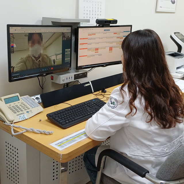 국내 병원 의료진이 영상통화를 통해 해상에서 근무중인 선원에게 원격 의료지원 서비스를 하고 있다. 해양수산부 제공