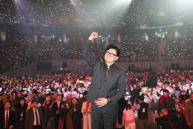 한동훈 국민의힘 전 대표가 8일 서울 송파구 잠실실내체육관에서 열린 토크콘서트에서 주먹을 들어올리고 있다. 연합뉴스