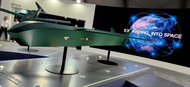 LIG넥스원과 국방과학연구소 등이 개발 중인 국산 장거리공대지마시일 ‘천룡’이 전시된 모습. 2030년대 전력화될 예정이다. 정충신 선임기자