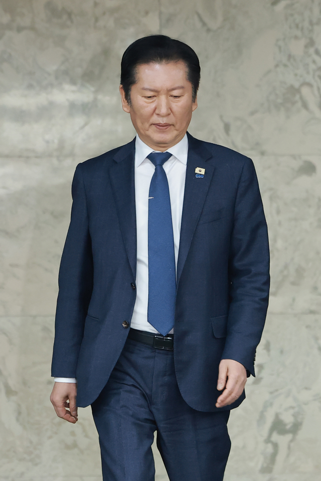 정청래 더불어민주당 대표가 6일 국회에서 3선 의원들을 만나기 위해 간담회장으로 향하고 있다.  연합뉴스