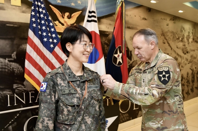 찰스 롬바르도(오른쪽) 미 2사단장 겸 한미연합사단장이 문한옥 한미연합사단 부사단장에게 견장을 달아주고 있다. 주한미군 제공/연합뉴스