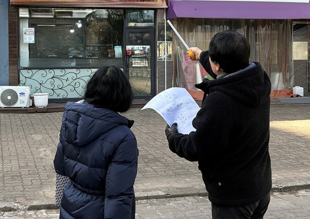 서울 양천구 공무원이 항공사진 판독 결과에 따른 건축물 현장조사를 벌이고 있다. 양천구청 제공