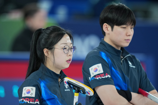 한국 컬링 대표팀의 정영석과 김선영. 뉴시스