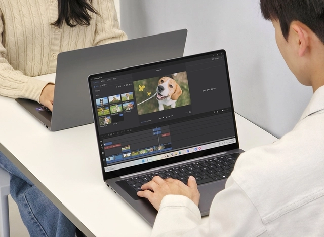 삼성전자 모델이 ‘갤럭시 북6 울트라’와 ‘갤럭시 북6 프로’로 고화질 영상을 편집하는 모습.  삼성전자 제공