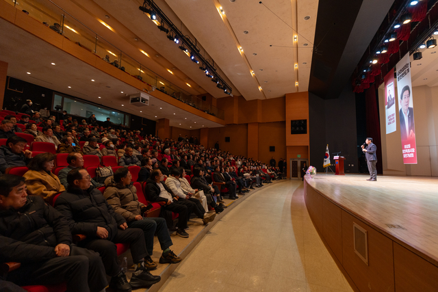 이상일(오른쪽) 경기 용인시장이 지난 7일 단국대 죽전캠퍼스 난파음악관에서 열린 출판기념회에서 연설하고 있다. 이상일 시장 제공