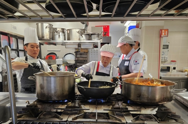 대한체육회는 지난 6일(현지기준)부터 22일까지 약 3주 동안 이탈리아 밀라노와 코르티나, 리비뇨까지 3개 지역에서 선수단에게 한식 도시락을 공급하기 위한 급식지원센터를 운영한다. 사진은 진천선수촌 조리사들이 밀라노로 이동해 한식을 만들고 있는 모습. 밀라노=오해원 기자