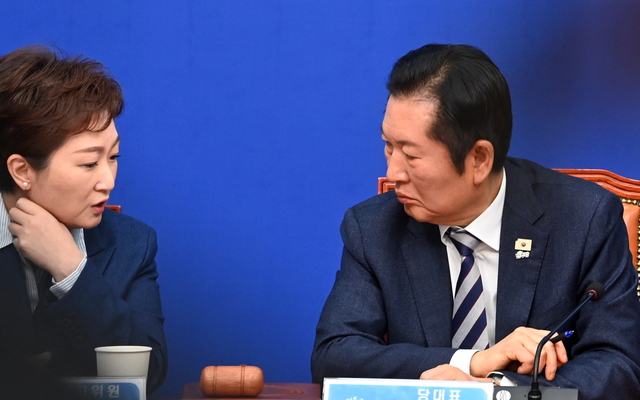 정청래(오른쪽)더불어민주당 대표가 9일 오전 국회에서 열린 최고위원회의에서 이언주최고위원과 이야기하고 있다. 곽성호기자