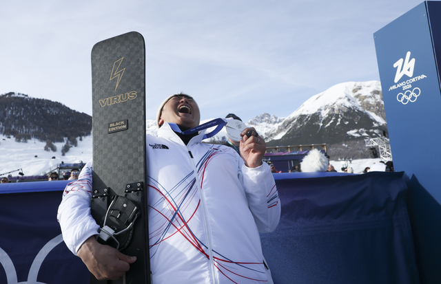 스노보드 은메달리스트 김상겸이 8일(현지 시간) 이탈리아 리비뇨 스노우파크에서 열린 2026 밀라노코르티나 담페초 동계올림픽 스노보드 남자 평행대회전 메달 시상식을 마치고 환호하고 있다. 뉴시스