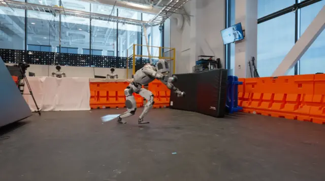 현대자동차그룹의 로봇 전문 계열사 보스턴다이내믹스가 제작한 휴머노이드(인간형) 로봇 ‘아틀라스’가 연속 공중제비를 시작하는 모습. 보스턴다이내믹스 유튜브 채널 캡쳐 이미지.