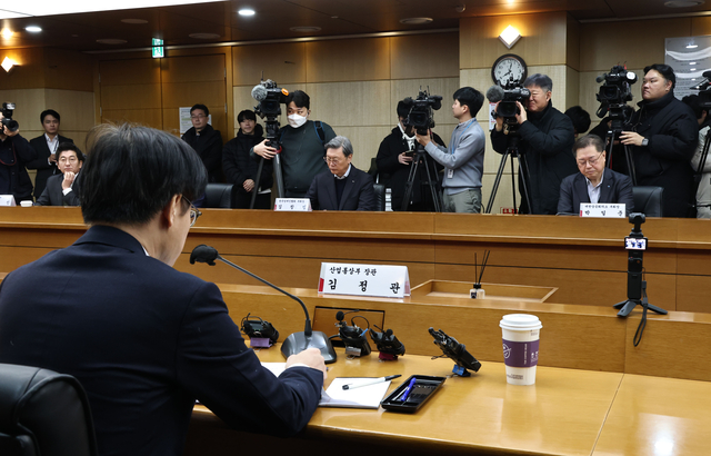 박일준 대한상공회의소 부회장(오른쪽)이 9일 서울 종로구 한국무역보험공사에서 열린 경제단체 긴급현안 점검회의에서 김정관 산업통상부 장관의 발언을 듣고 있다. 연합뉴스