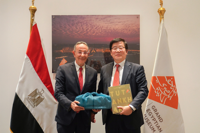 오경태(오른쪽) 국립농업박물관장이 지난 5일 이집트 카이로 이집트 대박물관에서 아흐메드 고네임 박물관장을 만나 선물을 나누고 있다. 국립농업박물관 제공