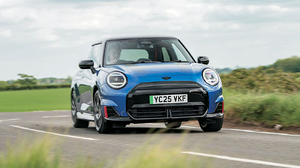 MINI 쿠퍼 전기차, ‘2025년 유럽 최고 안전 소형차’ 선정… 충돌시험 ‘별 다섯’[자동차]