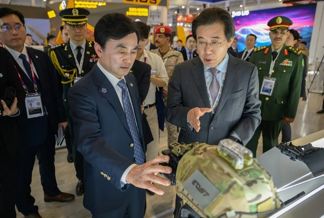 안규백 국방부장관이 8일(현지시각) 사우디 세계방산전시회에 참가한 한국 방산업체 전시 부스를 방문하고 있다. 국방부 제공