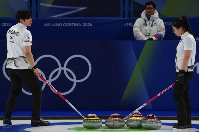 컬링 믹스더블 정영석(왼쪽)과 김선영이 9일(한국시간) 이탈리아 코르티나담페초의 코르티나 컬링 올림픽 스타디움에서 열린 캐나다와 2026 밀라노·코르티나동계올림픽 컬링 믹스더블 라운드로빈 8차전에서 작전을 상의하고 있다. 뉴시스