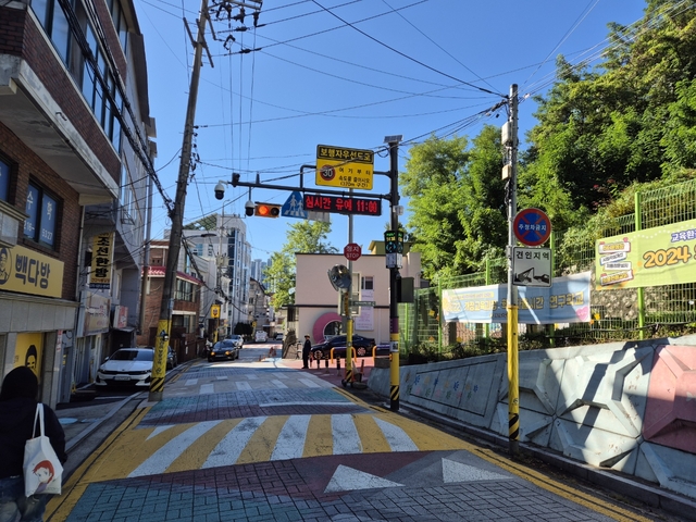 동대문구 내 어린이보호구역에 스마트폴이 추가 설치돼 있다. 동대문구청 제공