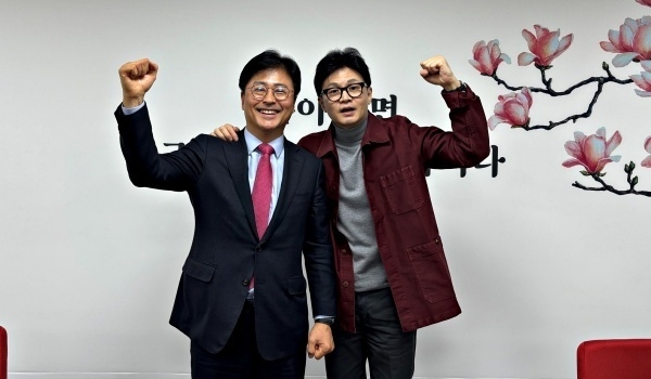 김종혁(왼쪽) 전 국민의힘 최고위원과 한동훈 전 국민의힘 대표. 연합뉴스