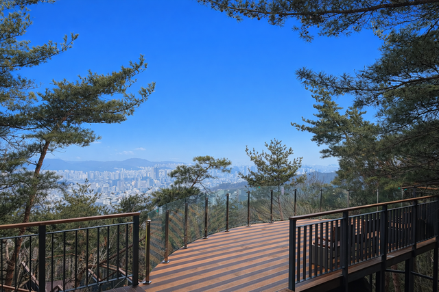 서울 금천구 호암마루길 전망대. 금천구청 제공