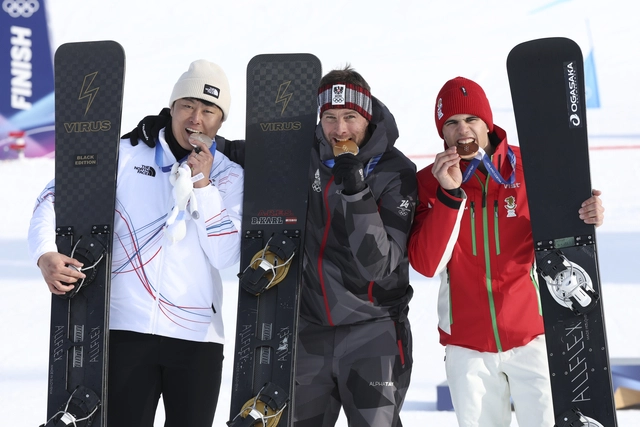 스노보드 은메달리스트 김상겸(왼쪽)이 8일(현지 시간) 이탈리아 리비뇨 스노우파크에서 열린 2026 밀라노코르티나 담페초 동계올림픽 스노보드 남자 평행대회전 메달 시상식에서 단체 기념촬영을 하고 있다. 뉴시스