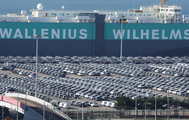 지난해 우리나라의 수출액이 719억9100만 달러를 기록하며 역대 최대 실적을 달성한 것으로 나타난 가운데, 지난해 12월 1일 경기 평택시에 위치한 평택항에 수출용 자동차가 세워져 있다. 연합뉴스