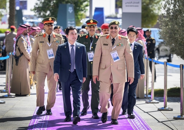 안규백 국방부장관이 8일(현지시각) 사우디 국방부 관계자들의 안내를 받아 세계방산전시회 개막식에 입장하고 있다. 국방부 제공