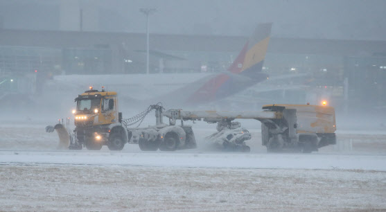 제주 지역 강설로 제주공항 활주로가 전면 폐쇄된 8일 오전 제주국제공항에서 제설작업이 이뤄지고 있다. 뉴시스