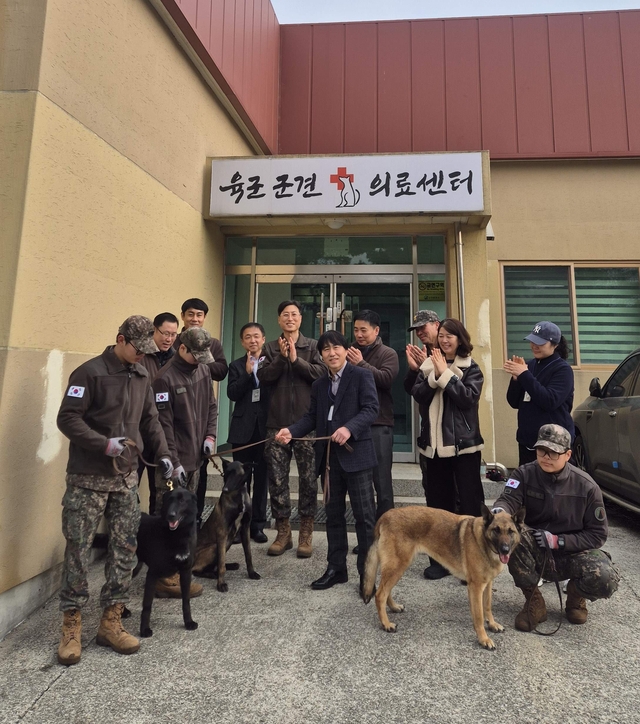 경기도청 직원들이 지난 5일 육군 군견훈련소를 방문해 은퇴 군견 3마리를 인수하면서 기념촬영을 하고 있다.  경기도청 제공