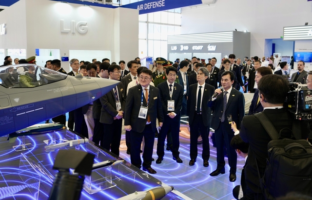 안규백 국방부 장관이  8일(현지시간) 사우디 수도 리야드에서 개막한 ‘2026 국제방산전시회’(WDS) 한국항공우주산업(KAI) 부스에서 “KF-21의 양산과 전력화, 수출을 위해 노력해달라”고 당부하고 있다.  국방부 제공