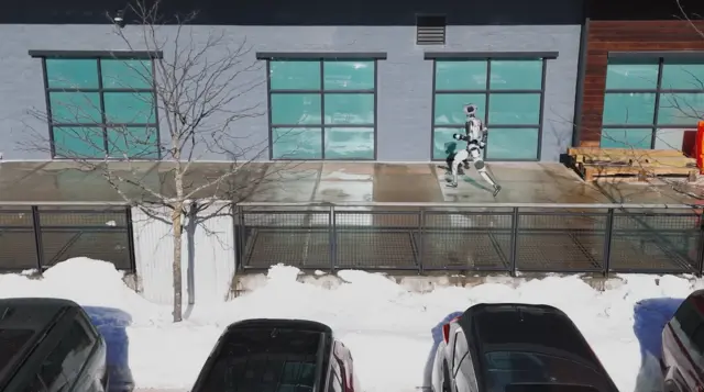 현대자동차그룹의 로봇 전문 계열사 보스턴다이내믹스가 제작한 휴머노이드(인간형) 로봇 ‘아틀라스’가 빙판 길을 달리는 모습. 보스턴다이내믹스 유튜브 채널 캡쳐 이미지.