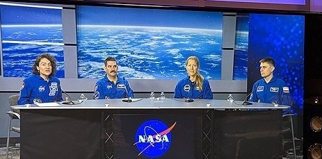 온라인 기자회견을 하는 ‘크루-12’ 소속 우주비행사들. AFP 연합뉴스