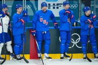 미국 아이스하키 대표팀이 9일(한국시간) 이탈리아 밀라노에서 훈련 도중 휴식을 취하고 있다. AP 뉴시스