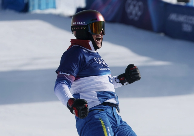 스노보드 김상겸이 8일(현지 시간) 이탈리아 리비뇨 스노우파크에서 열린 2026 밀라노·코르티나 담페초 동계올림픽 스노보드 남자 평행대회전 준결승에서 결승선을 먼저 통과한 뒤 기뻐하고 있다. 뉴시스