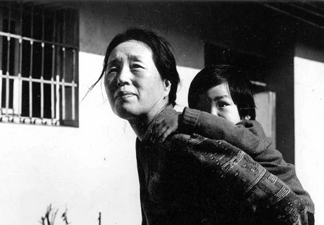 1980년대 초반 박경리 작가가 손자(김지하 아들)를 업고 있는 모습.  고 김일주 작가 촬영