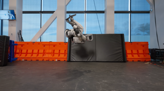 현대자동차그룹의 로봇 전문 계열사 보스턴다이내믹스가 제작한 휴머노이드(인간형) 로봇 ‘아틀라스’가 백 텀블링을 하는 모습. 보스턴다이내믹스 유튜브 채널 캡쳐 이미지.