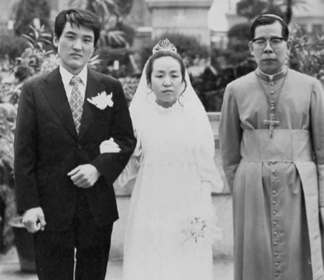 1973년 김수환(오른쪽) 추기경이 주례를 선 김지하 결혼식 사진.  쿨투라 제공