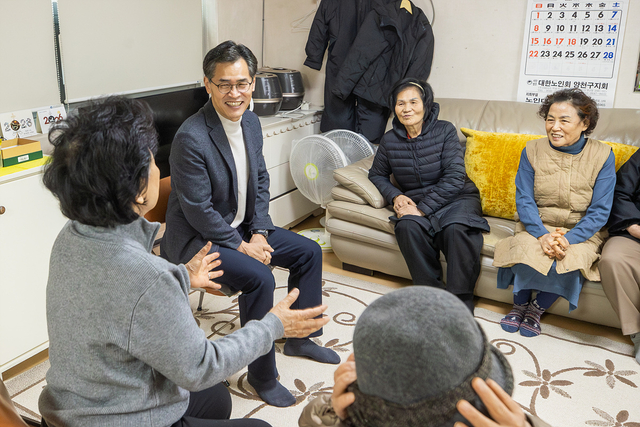 이기재(왼쪽 두 번째) 서울 양천구청장이 목2동 소재 경로당을 찾아 어르신들과 이야기를 나누고 있다. 양천구청 제공