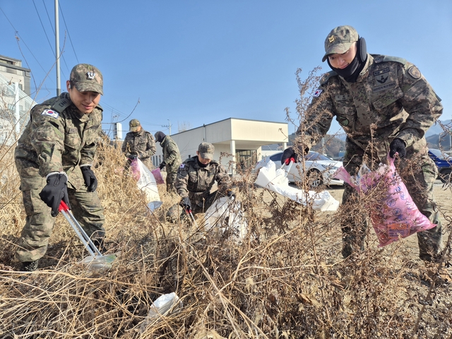 육군 수도기계화보병사단이 지난 8일, 경기도 가평군 조종면 산책로 일대에서 환경정화 활동을 펼치고 있다. 수기사 제공
