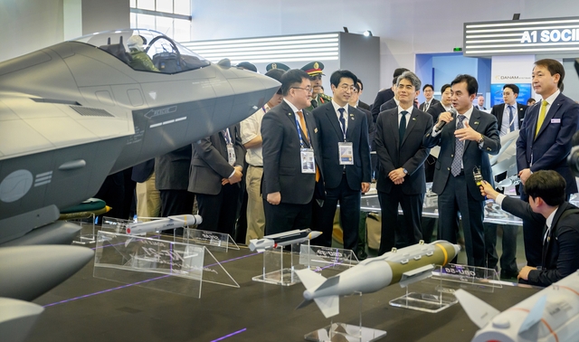 안규백(오른쪽 두번째) 국방부장관이 8일(현지시각) 사우디아라비아 세계방산전시회(WDS 2026)에 참가한 한국 방산업체 한국항공우주산업(KAI) 전시 부스를 방문해 참가자들을 격려하고 있다.