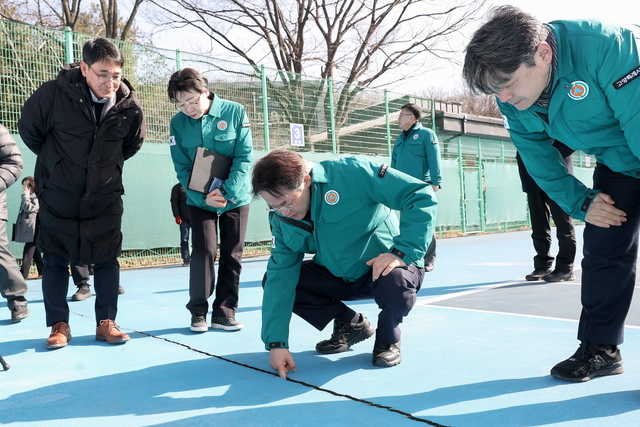 이동환 고양특례시장이 새해를 맞아 지역 내 주요 체육시설을 방문해 현장점검을 하고 있다. 고양시 제공