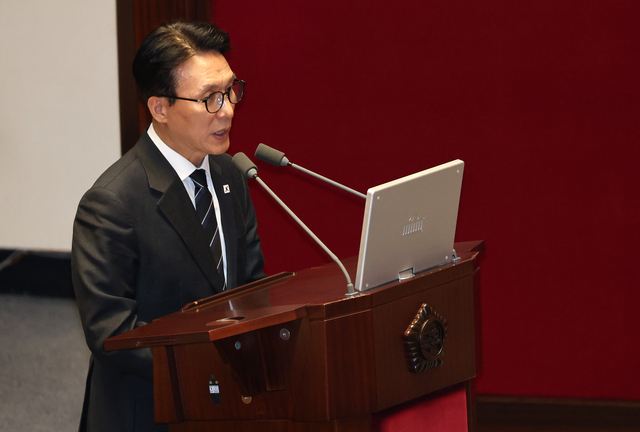 김민석 국무총리가 9일 정치·외교·통일·안보 분야 대정부질문이 열린 국회 본회의장에서 더불어민주당 윤후덕 의원의 질문에 답하고 있다. 연합뉴스