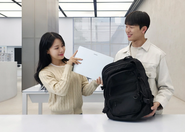 삼성전자 AI PC ‘갤럭시 북6 시리즈’는 슬림하고 정교한 디자인으로 휴대가 간편하다. 사진은 모델이 갤럭시 북6 시리즈를 가방에 담는 모습.  삼성전자 제공