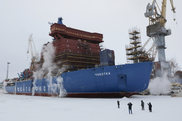 8일 러시아 상트페테르부르크 발틱 조선소에 핵추진 쇄빙선 추코트카가 정박해 있다.  로이터 연합뉴스
