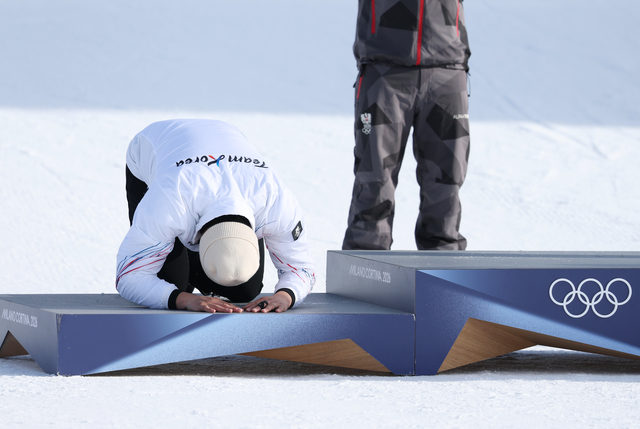 김상겸이 8일 밤(한국시간) 이탈리아 리비뇨 스노파크에서 열린 2026 밀라노·코르티나동계올림픽 스노보드 남자 평행대회전 시상식에서 큰절을 하고 있다.  연합뉴스