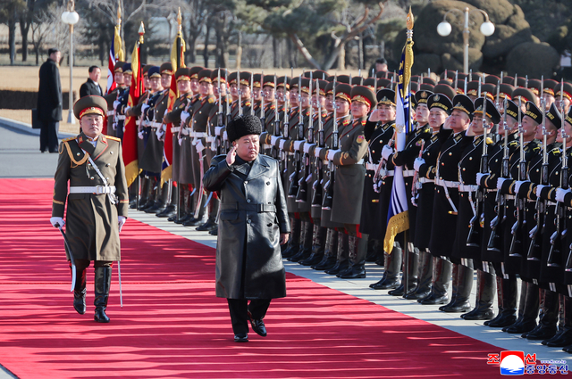 김정은(가운데) 북한 국무위원장이 8일 북한 인민군 창건 78주년 기념일(건군절)을 맞아 국방성을 방문해 명예위병대를 사열하고 있다.  조선중앙통신 연합뉴스