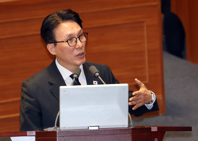 김민석 국무총리가 9일 국회 본회의장에서 열린 정치·외교·통일·안보 분야 대정부질문에서 국민의힘 주호영 의원의 질문에 답하고 있다. 연합뉴스