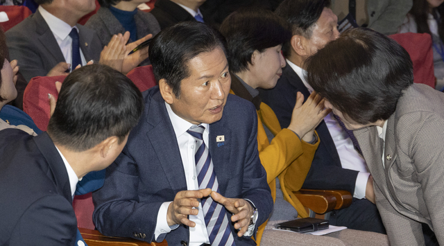 정청래 더불어민주당 대표(가운데), 추미애 법제사법위원장(오른쪽), 한병도 원내대표가 9일 국회 의원회관에서 열린 2026 지방선거 승리 여성 결의대회 도중 대화하고 있다. 연합뉴스