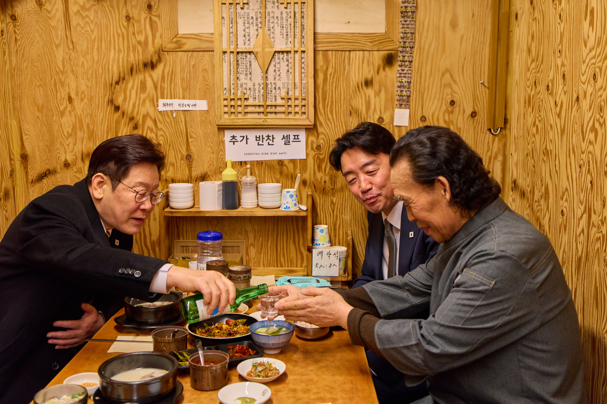李대통령, 시장 깜짝 방문해 국밥에 저녁식사 “체감 못하면 경제 좋다할 수 없어”