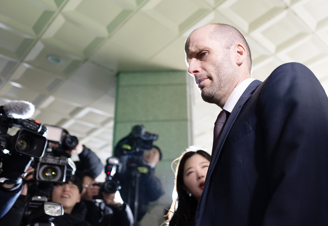 쿠팡의 대규모 개인정보 유출 사태에 대해 ‘셀프 조사’로 증거를 인멸한 혐의를 받는 해롤드 로저스 쿠팡 한국 임시 대표가 피의자 신분으로 조사를 받기 위해 30일 서울경찰청으로 출석하고 있다. 연합뉴스