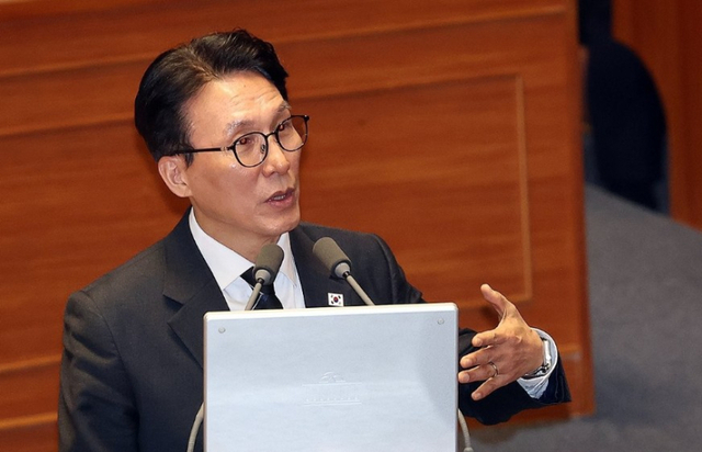 김민석 국무총리가 9일 국회 본회의장에서 열린 정치·외교·통일·안보 분야 대정부질문에서 질문에 답하고 있다. 연합뉴스