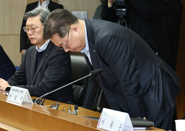 박일준 대한상공회의소 부회장이 9일 서울 종로구 한국무역보험공사에서 열린 경제단체 긴급현안 점검회의에서 사과하며 고개를 숙이고 있다. 연합뉴스